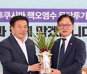 윤석열 대통령의 취임 축하 난 전달받는 배진교 원내대표