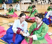 정선향교 전통 성년식…"건강한 사회구성원으로 거듭나길"