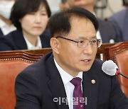 [포토]의원들 질의에 답하는 박찬진 중앙선거관리위원회 사무총장