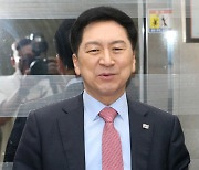 [포토]이동하는 김기현 국민의힘 대표