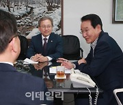 [포토]김남국 의원 징계 관해 이야기 나누는 변재일 윤리특위원장과 여야 간사