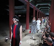 [포토]국내 최초 경복궁 패션쇼 연 GUCCI