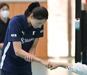 [Ms포토] 김연경 어드바이저 '인사는 공손하게'