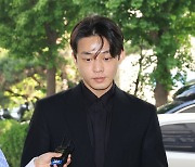 유아인 이어 최측근까지, "소환 불응시 체포" 하루만 출석(종합)