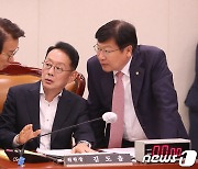 여야 간사와 이야기 나누는 김도읍 위원장