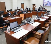 교육위, '학자금 무이자 대출법' 의결… 野 단독 처리