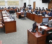 교육위, '학자금 무이자 대출법' 의결… 野 단독 처리