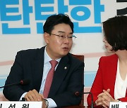 배현진 의원과 대화 나누는 김성원 단장