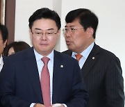 코인게이트 진상조사단 첫 회의 참석하는 김성원·윤창현