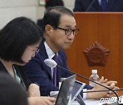 국회 행안위 참석한 이성만 무소속 의원