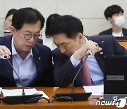 김기현 대표와 이만희 간사 '행안위 대화'