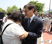 '거부권 행사에 눈물' 간호사 위로하는 김성주 의원