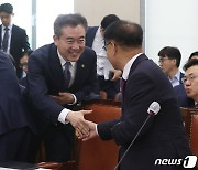 박찬진 사무총장과 인사 나누는 윤희근 경찰청장