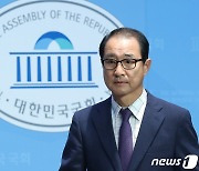 기자회견장 나서는 이성만 의원