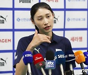 훈련 전 인터뷰 갖는 김연경