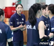 선수들 격려하는 김연경