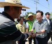 주민들과 인사 나누는 이재명 대표