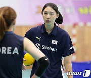 대표팀 훈련 돕는 김연경