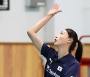 어드바이저 자격으로 훈련 돕는 김연경