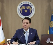 [속보] 尹 "前 정부 무조건 비판 안되지만 잘못된 정책에 문제의식 가져야"