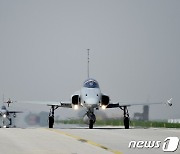 F-5 전투기 '임무 위해 활주로로'