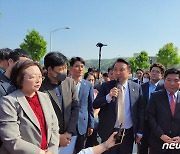 김영환 충북지사, 제천시청 입구서 시민들에 제지 당해