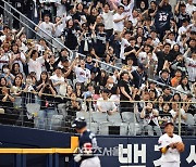 [포토]3-1 만든 양의지 솔로홈런에, 두산팬들 들썩