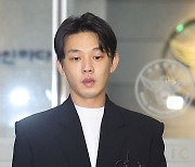 [종합] "성실히 임하겠다"…유아인, '노쇼' 논란 부담됐나? 警체포 경고 하루만에 2차 경찰 출석