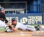 [포토] 박해민 '홈을 향해 돌풍 쇄도'