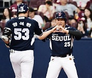 [포토] 양의지 '석환아! 형이 너 사랑한다'