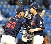 [포토] 롯데 노진혁-김민석 '짜릿한 승리'