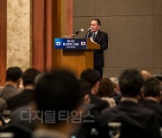 [포토] 개회사 하는 사사키 미키오 회장