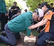 민방공 훈련에서 심폐소생술 체험하는 한덕수 총리