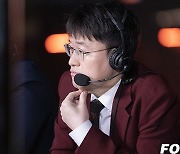 [포토] MSI 현장에서 중계 중인 LCK 전용준 캐스터