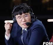 [포토] MSI 현장 밴픽 중계하는 LCK 이현우 해설