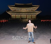 [포토] 박재범, 힙하게 경복궁 근정전 앞에서