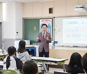 임종식 경북교육감, ‘스승의 날’ 안동여고에서 1일 교사로 활동