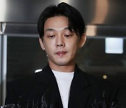 유아인, 경찰 2차 조사 출석…"계속 거부하면 체포" 하루 만에