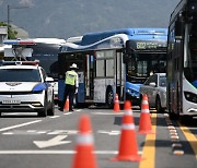 ‘정치투쟁’에 나선 민노총… “윤석열 퇴진” 1박2일 노숙집회