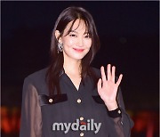 [MD포토] 신민아 '아름다운 미소 손인사'