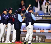 [MD포토] 주먹 불끈 서튼 감독 '연장전 승리'