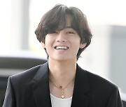 방탄소년단 뷔 ‘행복이 묻어 나오는 찐미소’[포토엔HD]