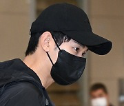 김수현, 이른 아침 마중 나온 팬들 보며 정중한 인사 [포토엔HD]