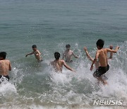 벌써 여름! 웃통 벗고 바다로