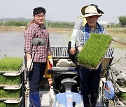 모내기 시연하는 이재명 당 대표