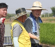 농업 현장 찾은 이재명, 모내기 시연·청년 농업인과 간담회 [뉴시스Pic]