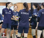 '코치와 주장도 엄지척' 女 배구 대표팀, 김연경 합류 효과 톡톡