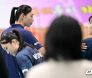 김연경 대표팀 어드바이저, '김미연 컨디션 어때' [사진]