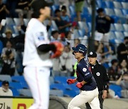 노진혁, '강재민 상대로 연장 10회 투런포' [사진]