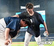 최성영, 제대 후 첫 등판 첫 승리 축하 물세레 [사진]